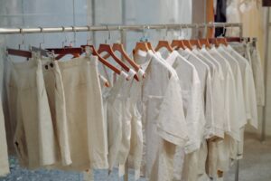 Aszimmetrikus szabás – hogyan viseld magabiztosan?