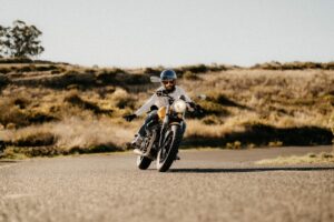 Motoros túra tervezése – mi fér el egy hátizsákban?