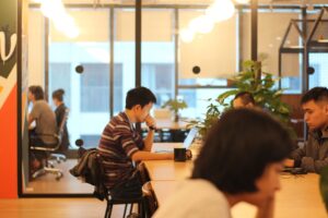 Co-working tér vs. otthoni iroda – Melyik a jobb választás?