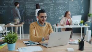 Inspirációs blokkok oldása – hatékony gyakorlatok kreatív gondolkodásod fejlesztésére